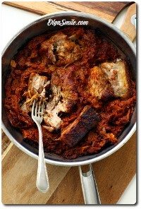 Ребра в ароматной капусте, полные аромата, я помню из детства, из дома моей семьи, из маминой кухни